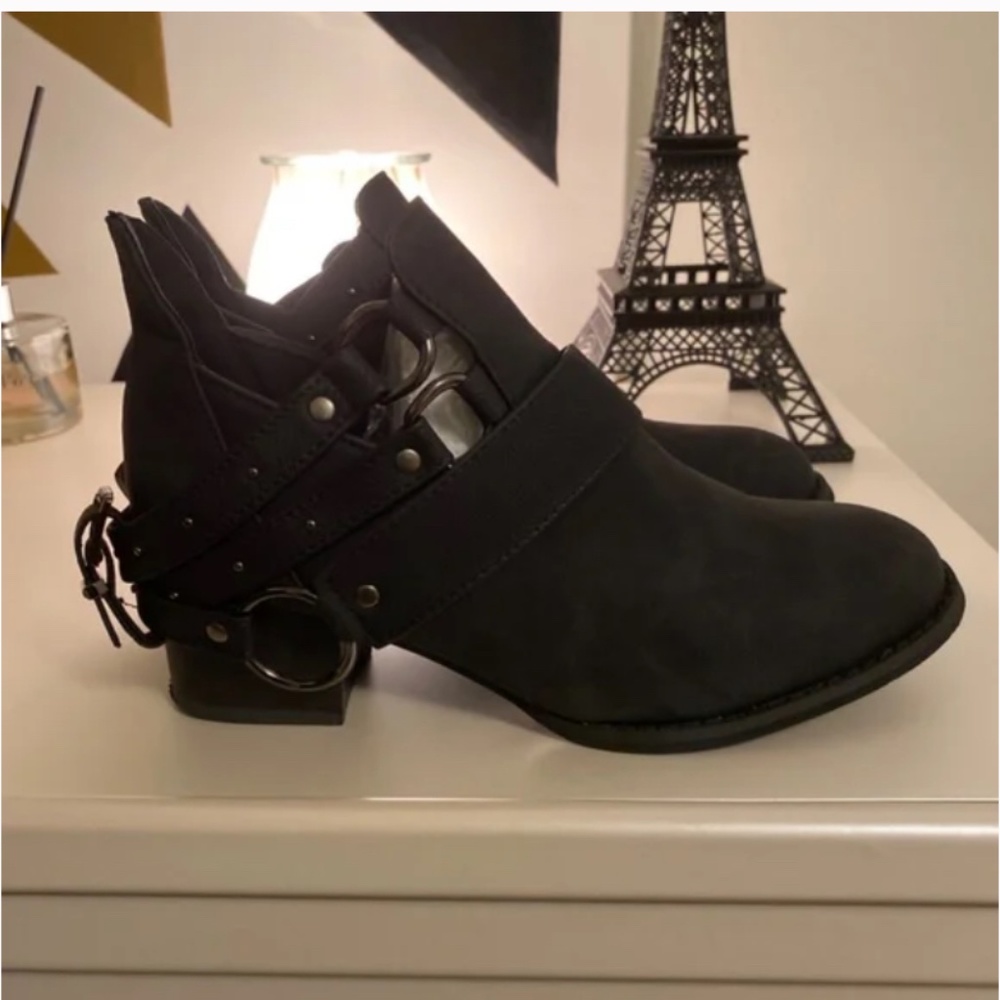 Bucket boots